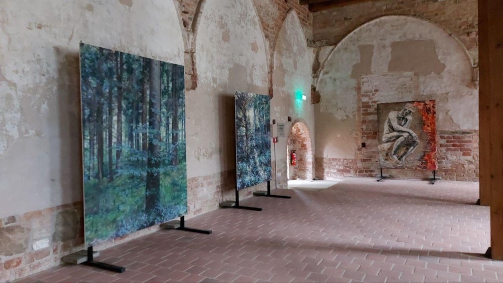 „Schimmer“ – Ausstellungsansicht aus dem Kloster Chorin